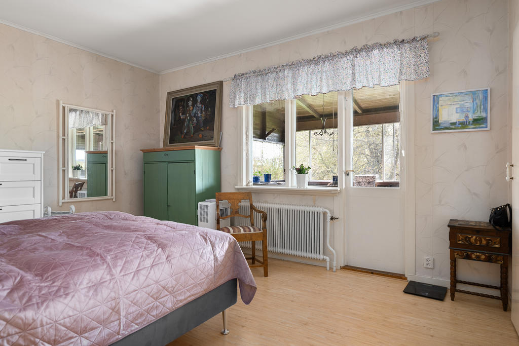 Sovrum med utgång till uterummet