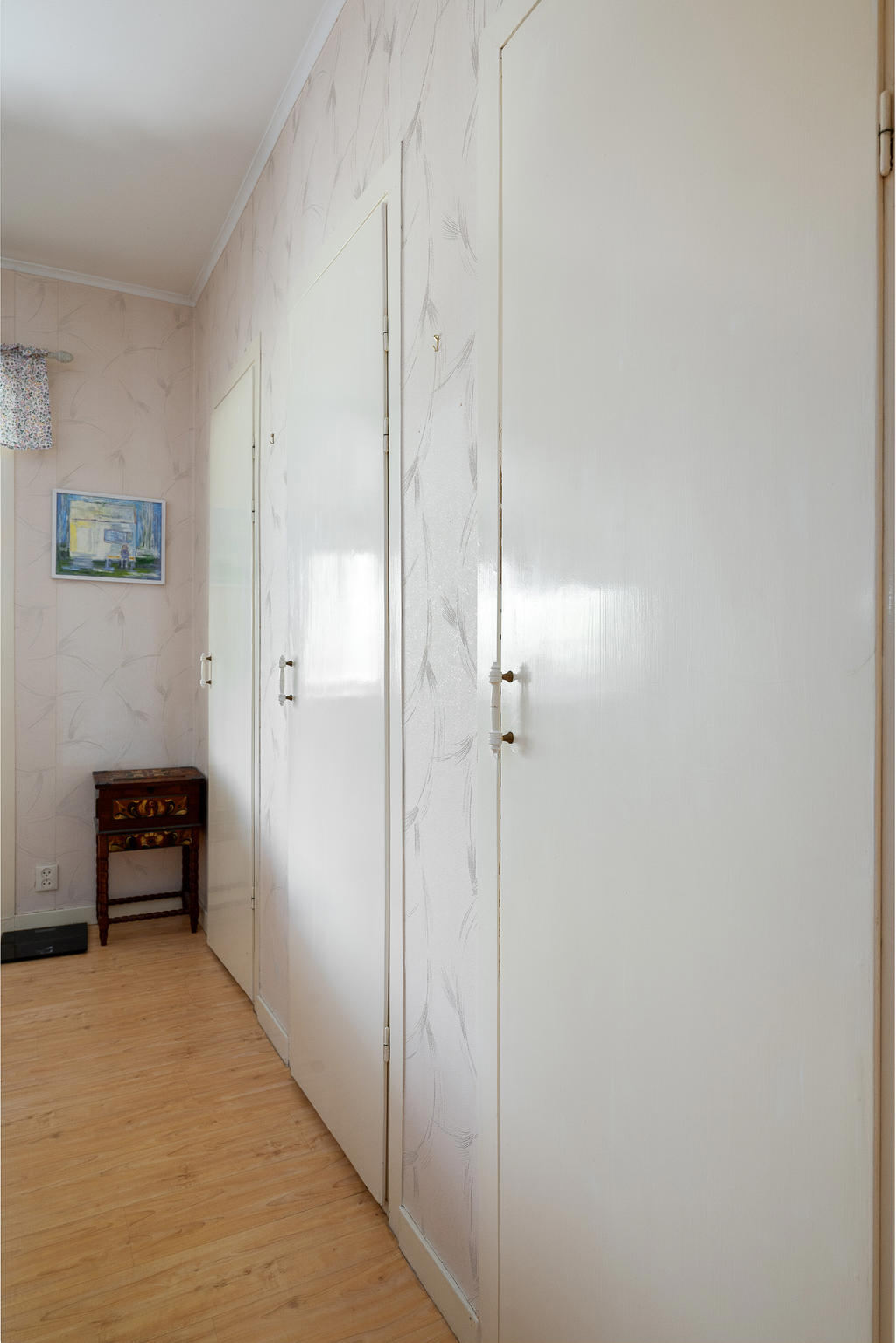 Mycket bra förvaring i inbyggda garderober i sovrummet