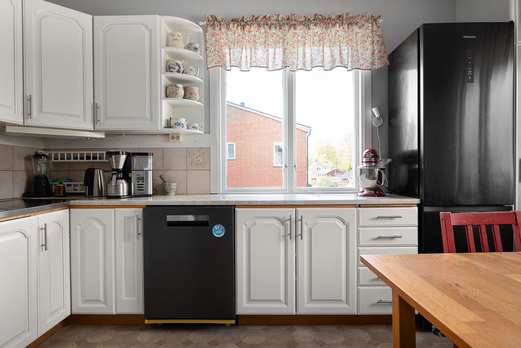 Köket som är fullt maskinellt utrustat