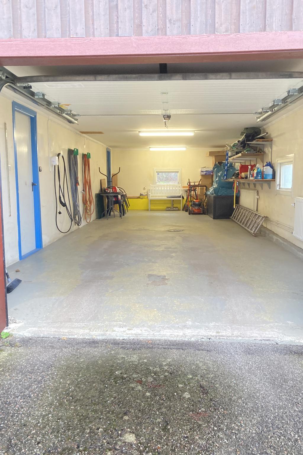 Säljarens bild - rymligt garage, två bilar långt