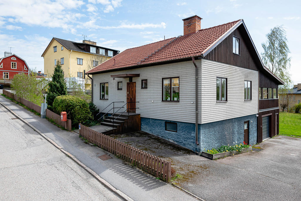Bra parkering på uppfart och garage under huset