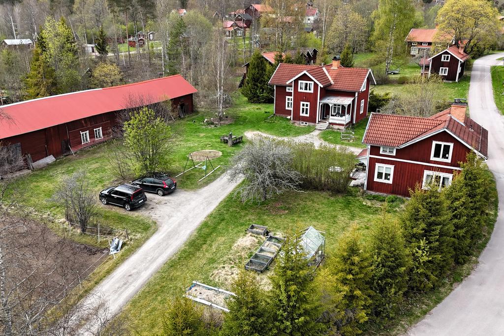 Två permanentbostäder och en ekonomibyggnad med bla stallplatser