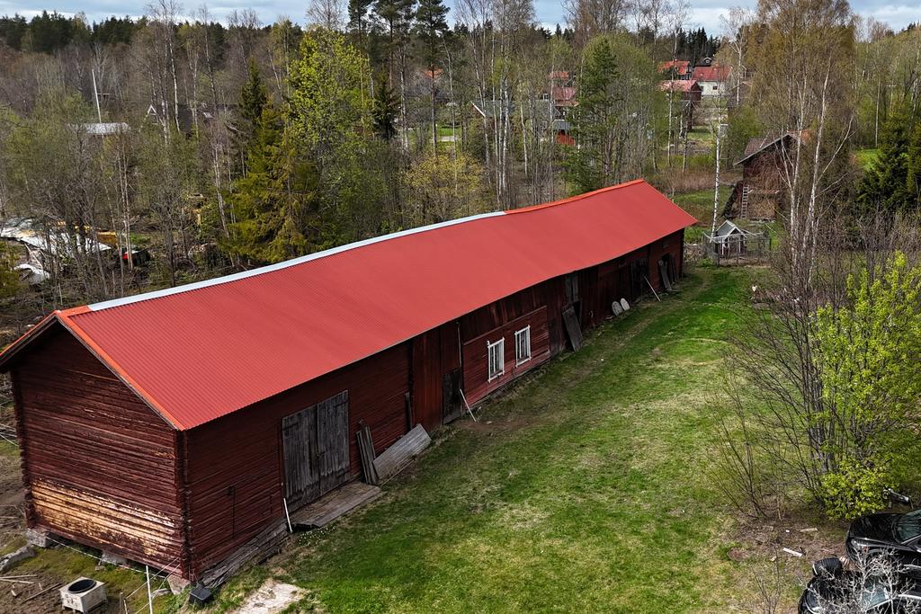 Stort uthus med loge, stall med två boxplatser, öppet utrymme med lösdrift från hästhage, hönshus och förråd.