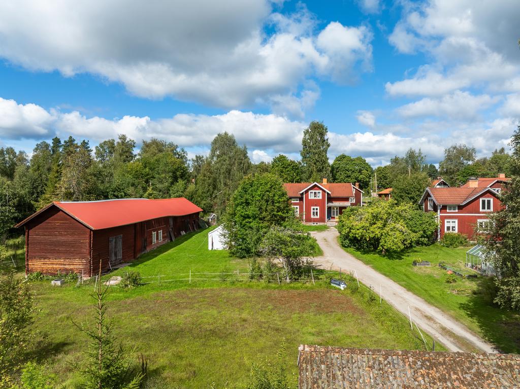 Två permanentbostäder och en ekonomibyggnad med bla stallplatser