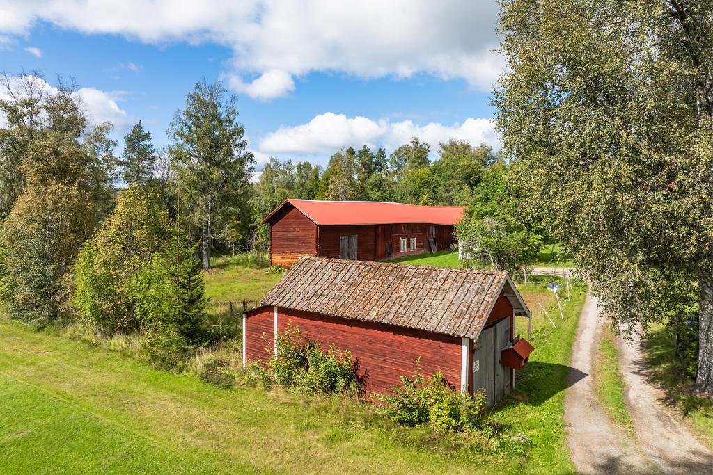 Äldre garage vid infarten till fastigheten