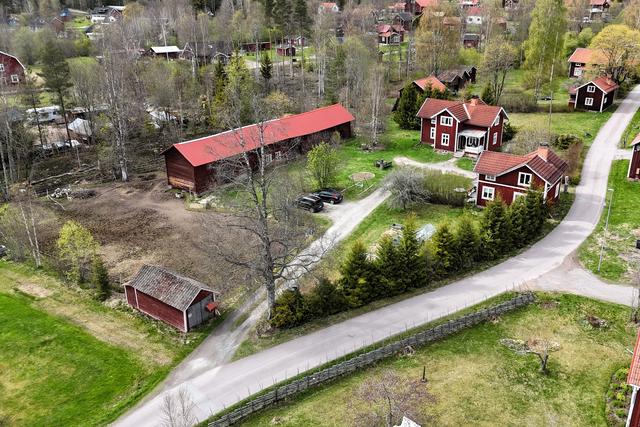 Charmig liten gård på Holgattu i Mockfjärd!