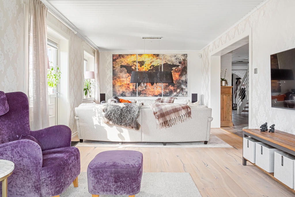 Vardagsrum med vy mot hall