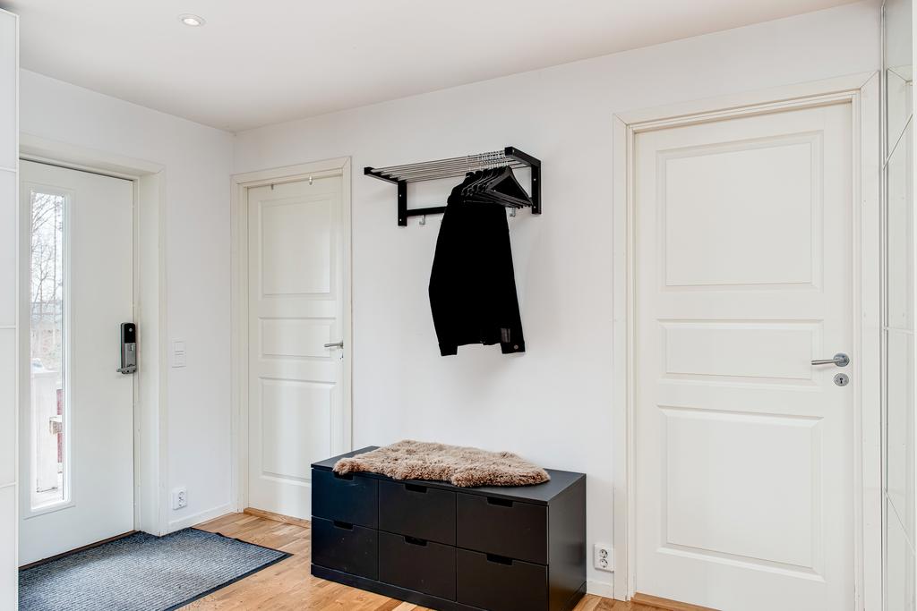 Hall med ingång till badrum och tvättstuga.