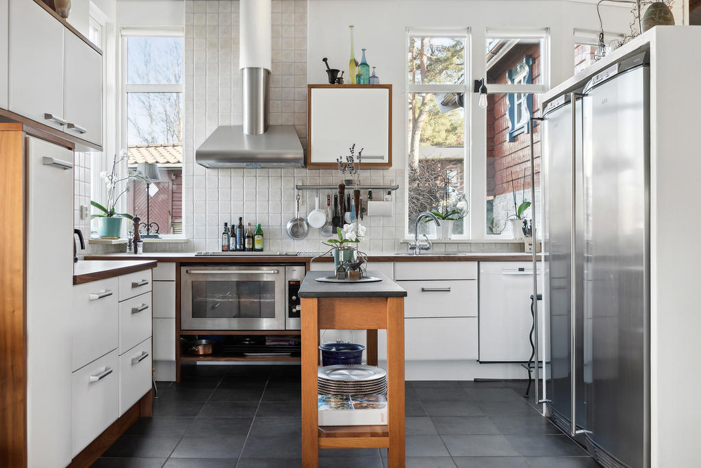 Stort och härligt kök med generösa förvaringslösningar och fullt utrustat med moderna apparater som kyl, frys, spishäll, fläkt, stor ugn och diskmaskin. Här finns gott om utrymme för matlagning och sociala sammankomster.