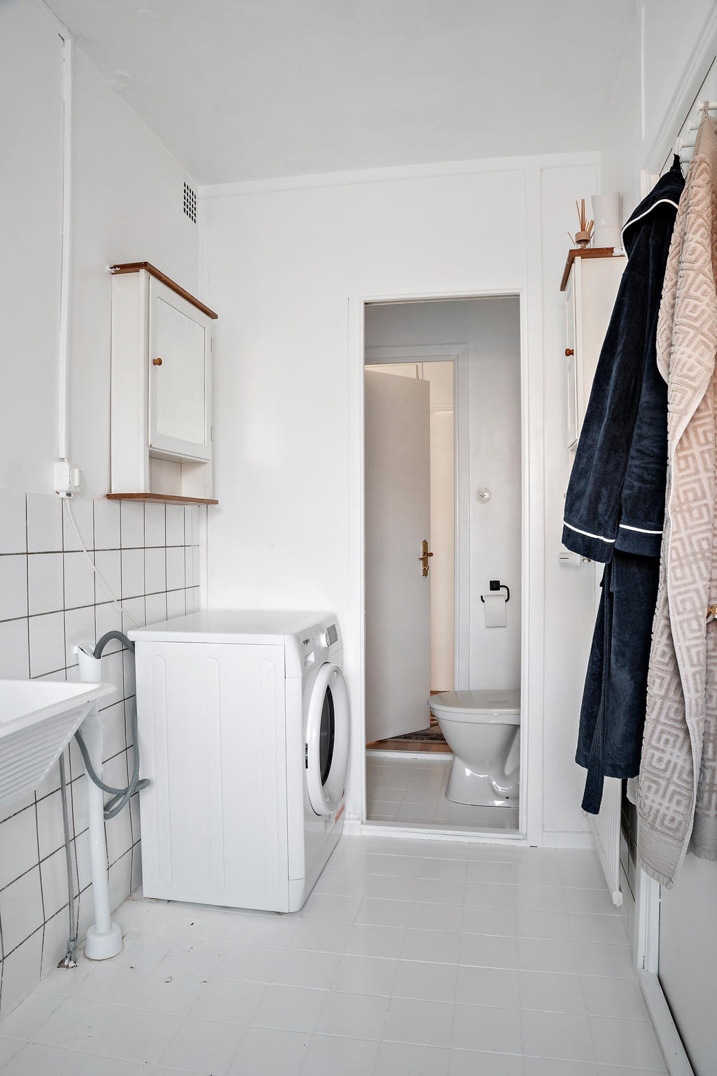 Badrum med tvättmaskin