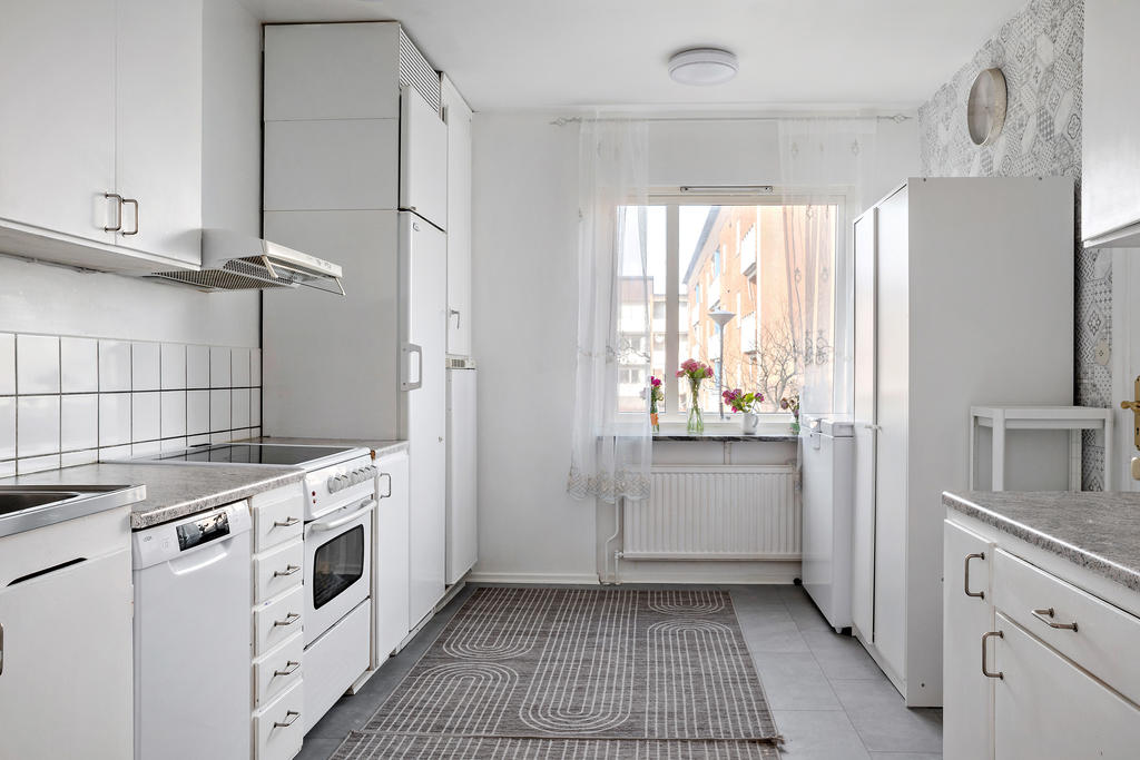 Ljust och luftigt kök med matplats vid fönstret
