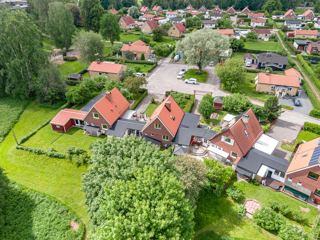 Huset omges av grönska!