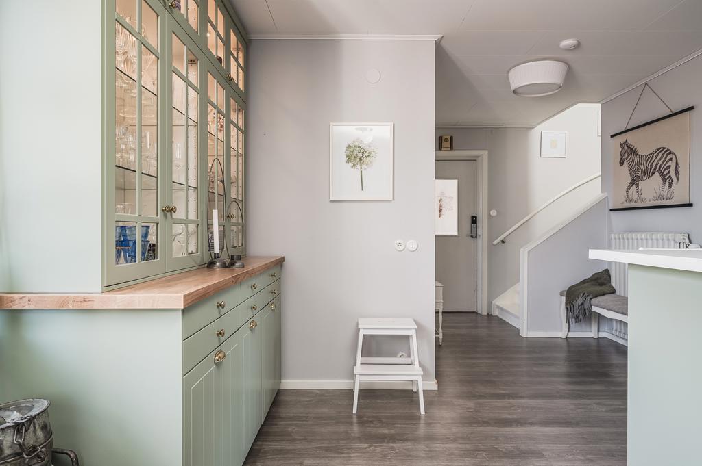 Vy mot hallen från köket