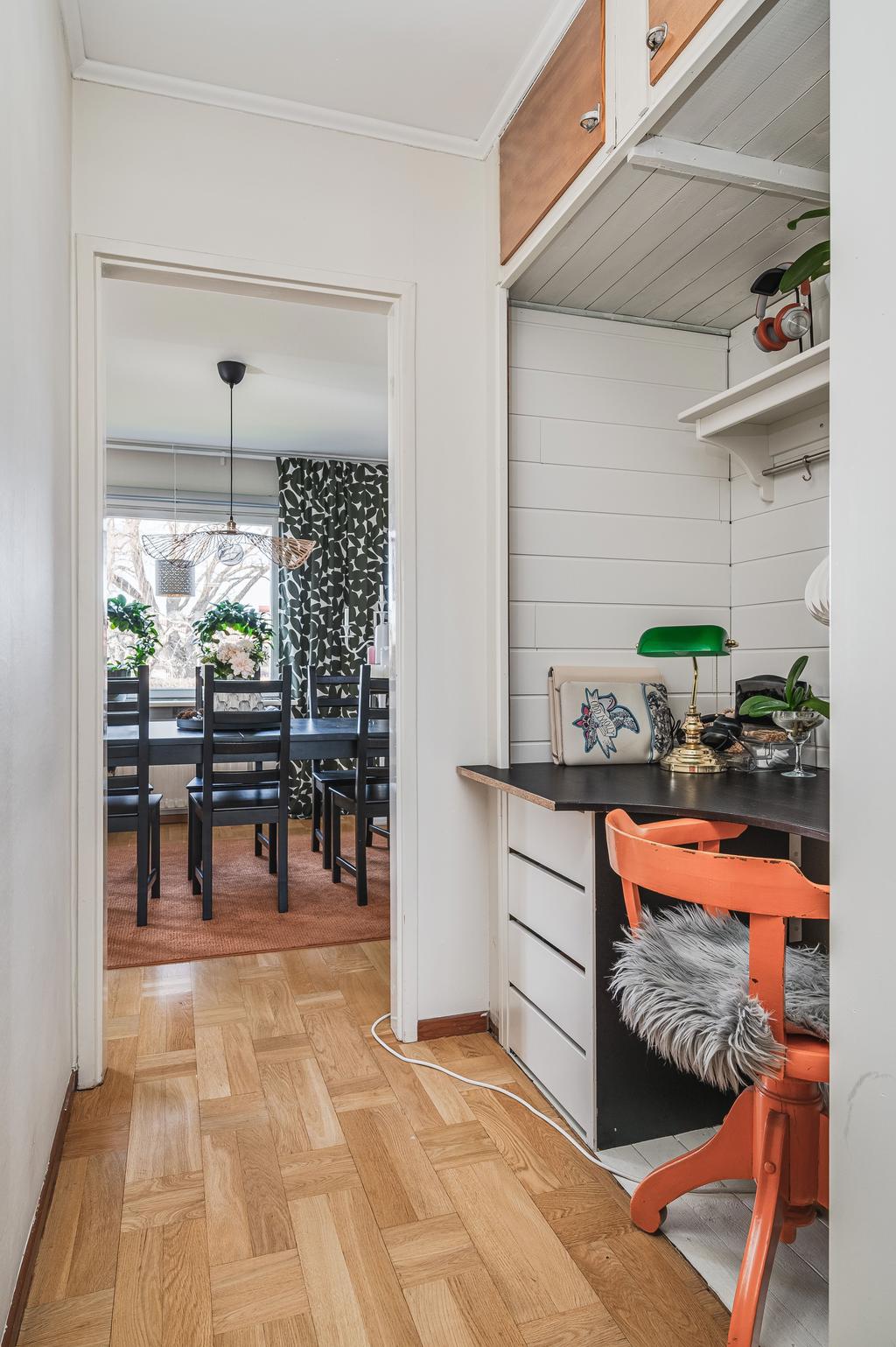 Kontorshörna mellan kök och matplats