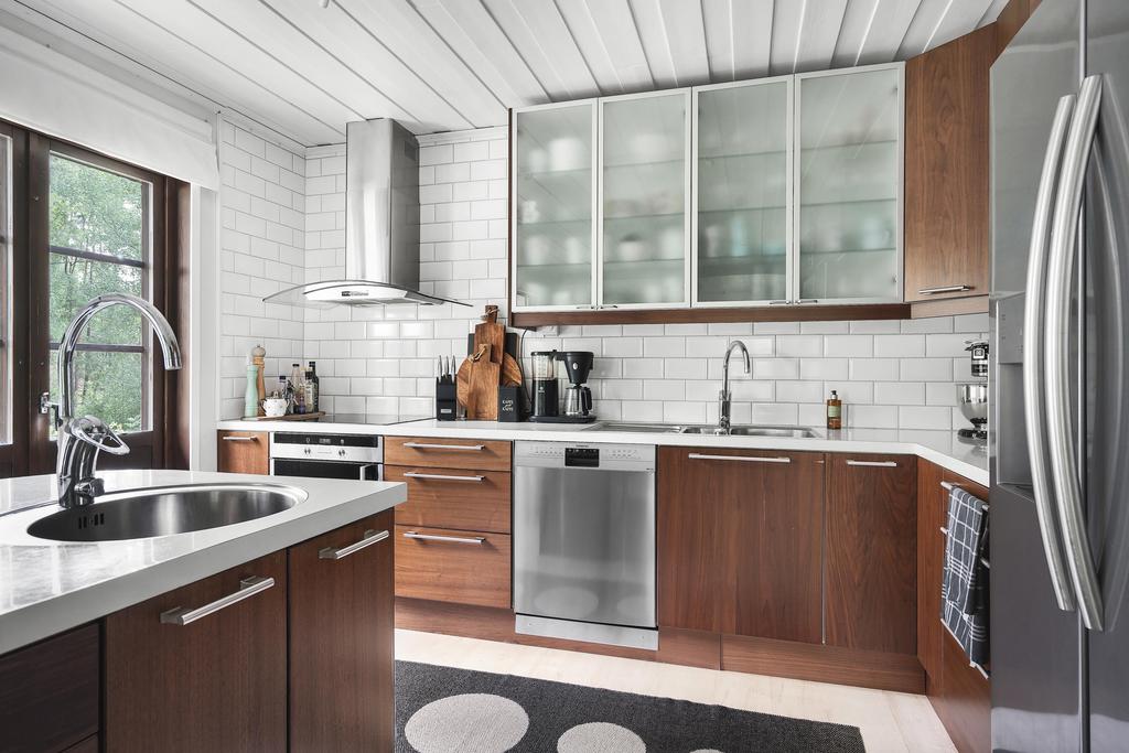 Kök med moderna materialval.