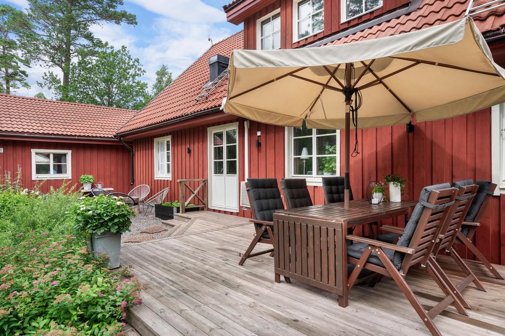Uteplats på baksidan med trall.