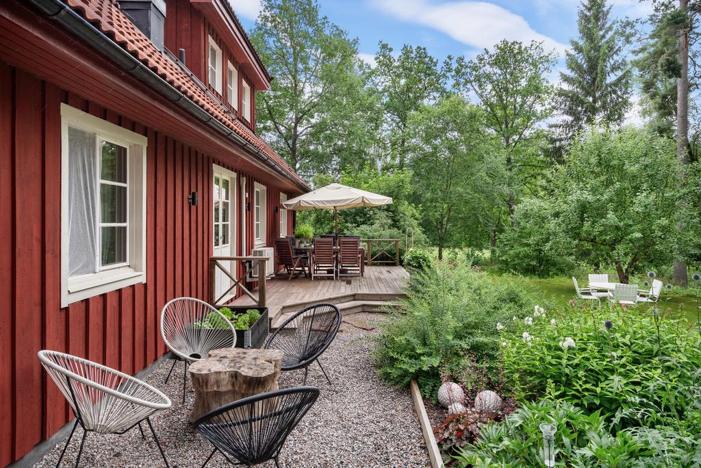 Del av bostadens trädgård och uteplats.