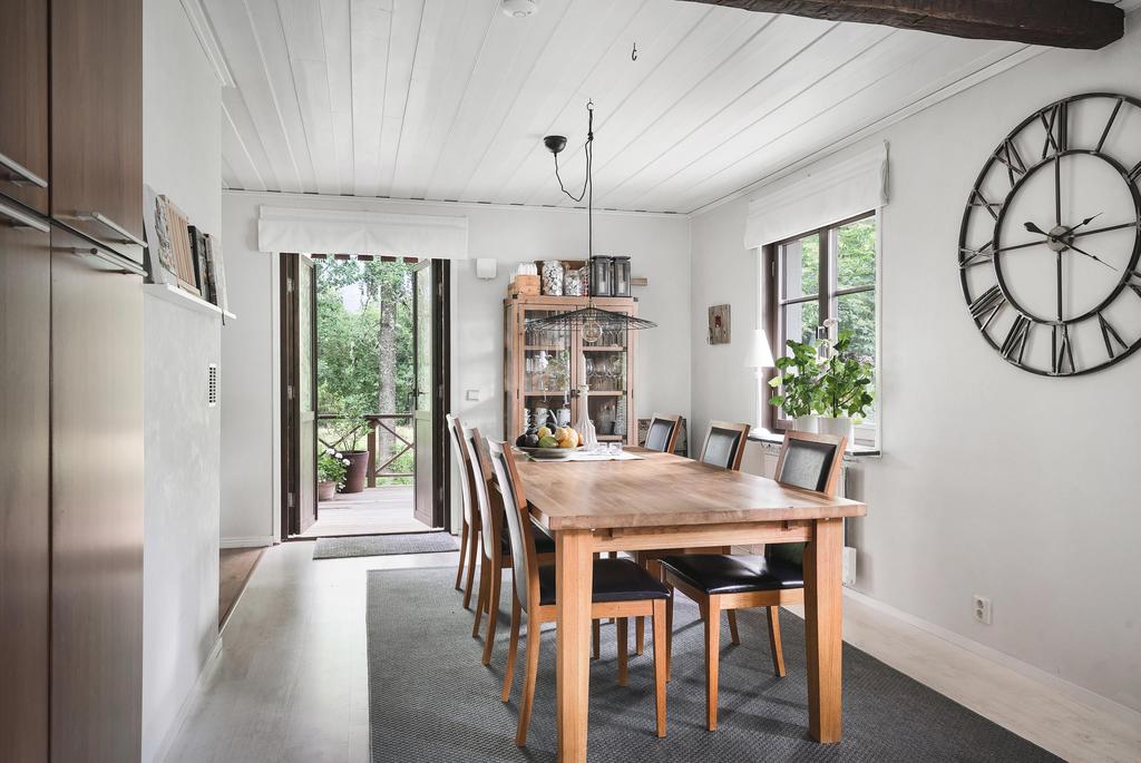 Plats för större matgrupp i anslutning till kök.