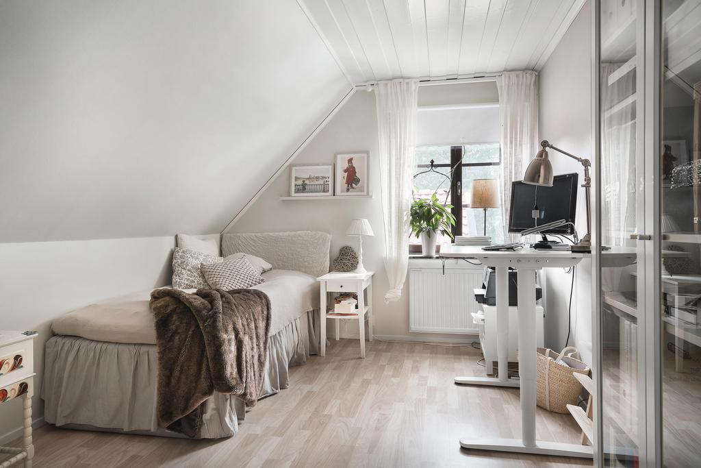 Sovrum (2) med plats för säng och annat möblemang.