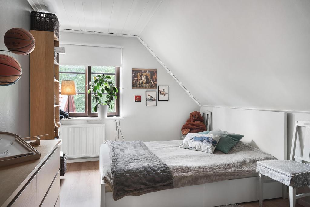 Sovrum (3) med plats för större säng.