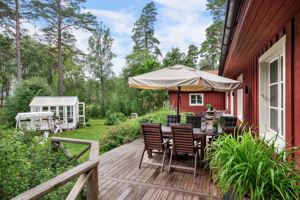 Uteplats i sydvästläge på bakisdan av bostaden.