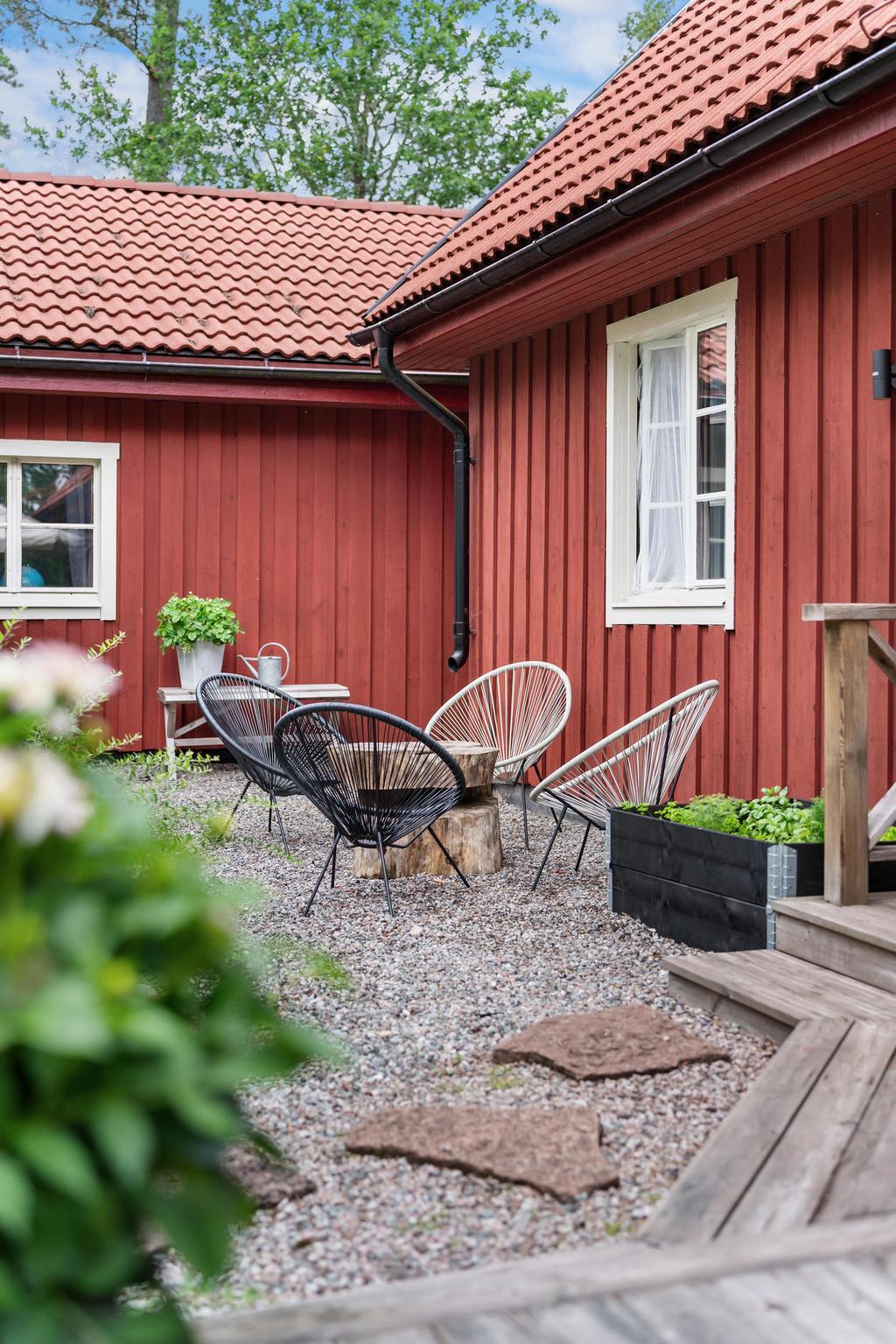 Gruslagd uteplats.