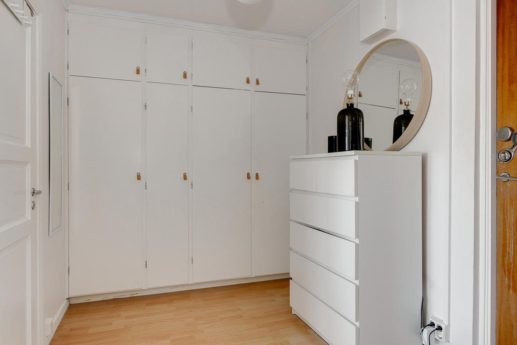 Rymlig hall med gott om garderober