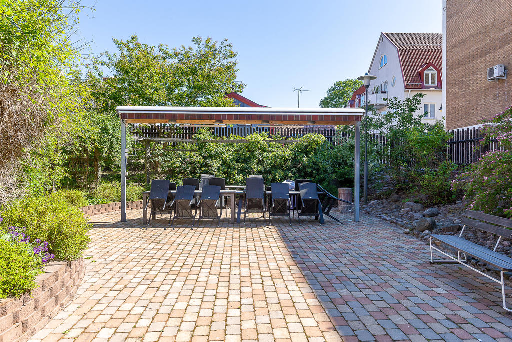 Innergård med gemensamma möbler