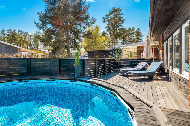 Stort och välplanerat fint hus med hörn läge på återvändsgata!