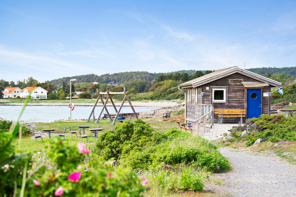 På andra sidan stranden finns Kuggaviken med ytterligare en bastuförening och småbåtshamn