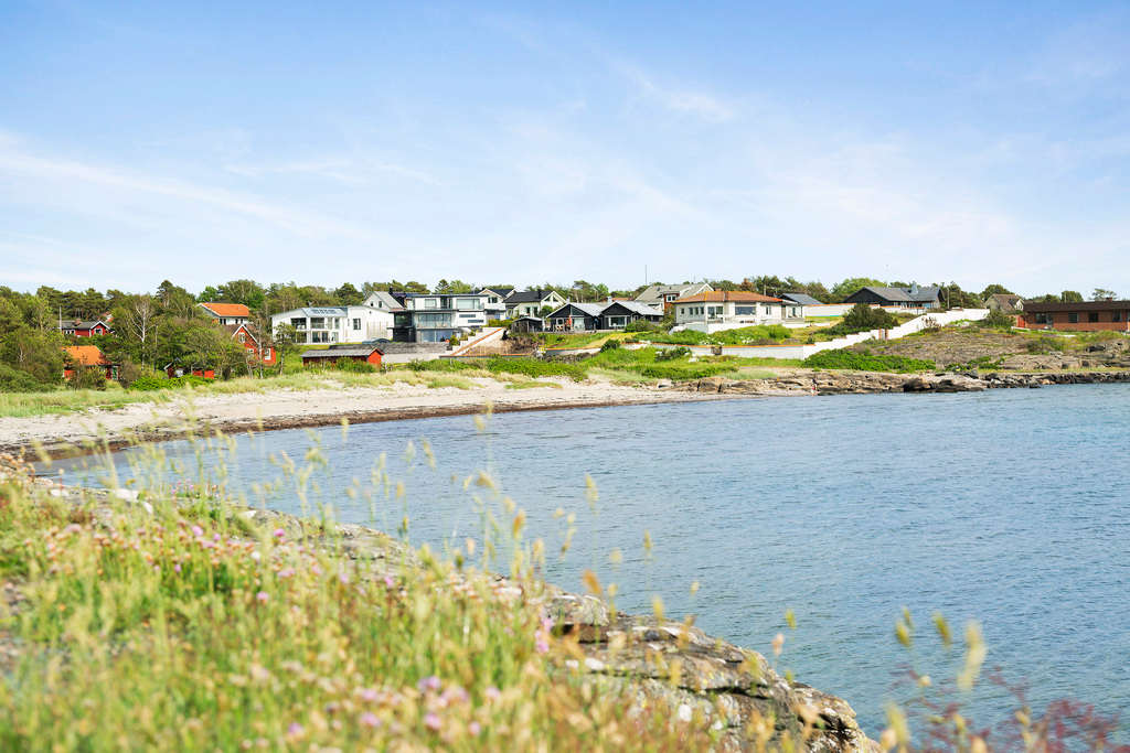 Några meter från huset finner ni omtyckta och långgrunda sandstranden vid Krokvik. Önskar ni klippbad går ni bara ut på udden mot Krokviks småbåtshamn och bastuförening.