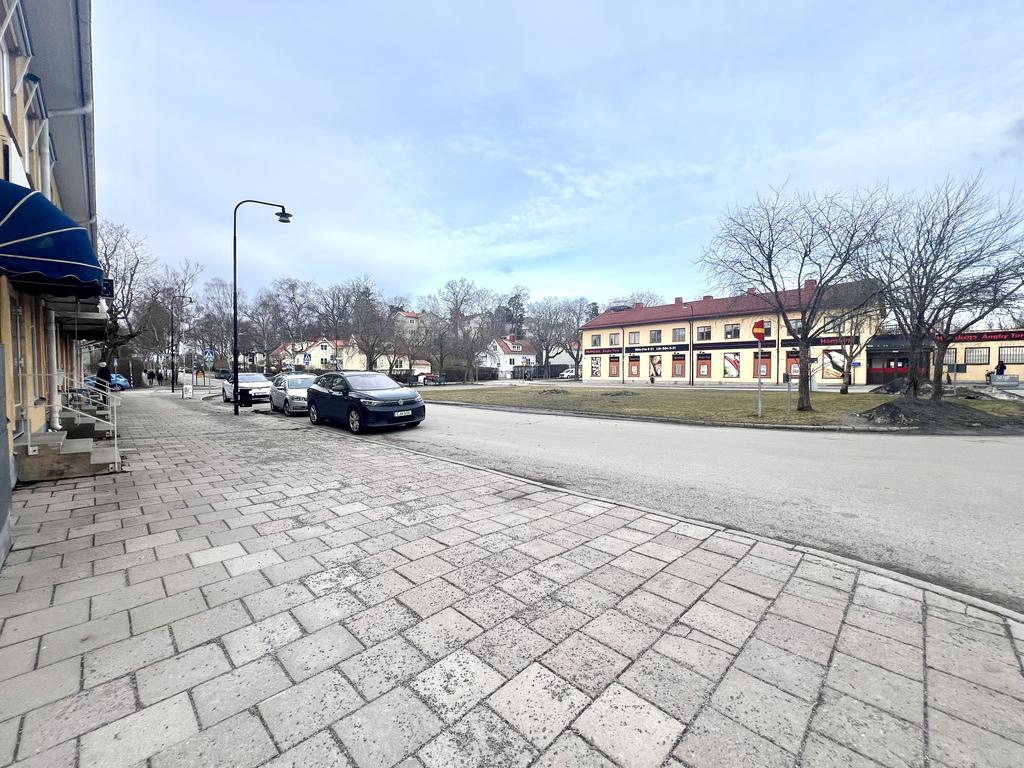 Ängby Torg med parkeringar
