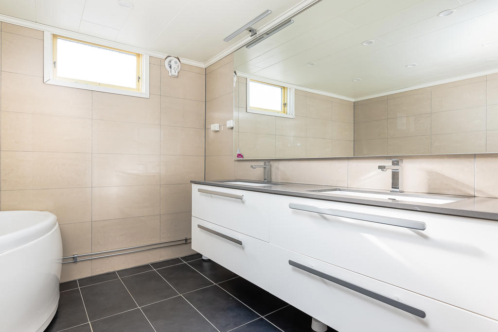 Badrum i källare med wc
