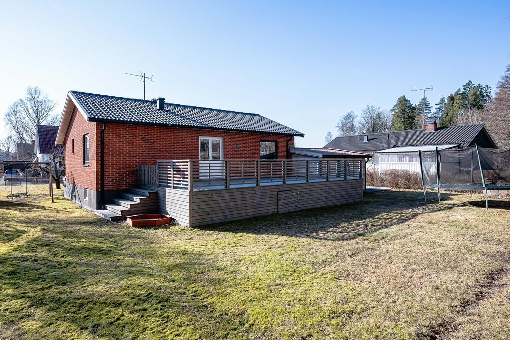 Husets baksida med uteplats
