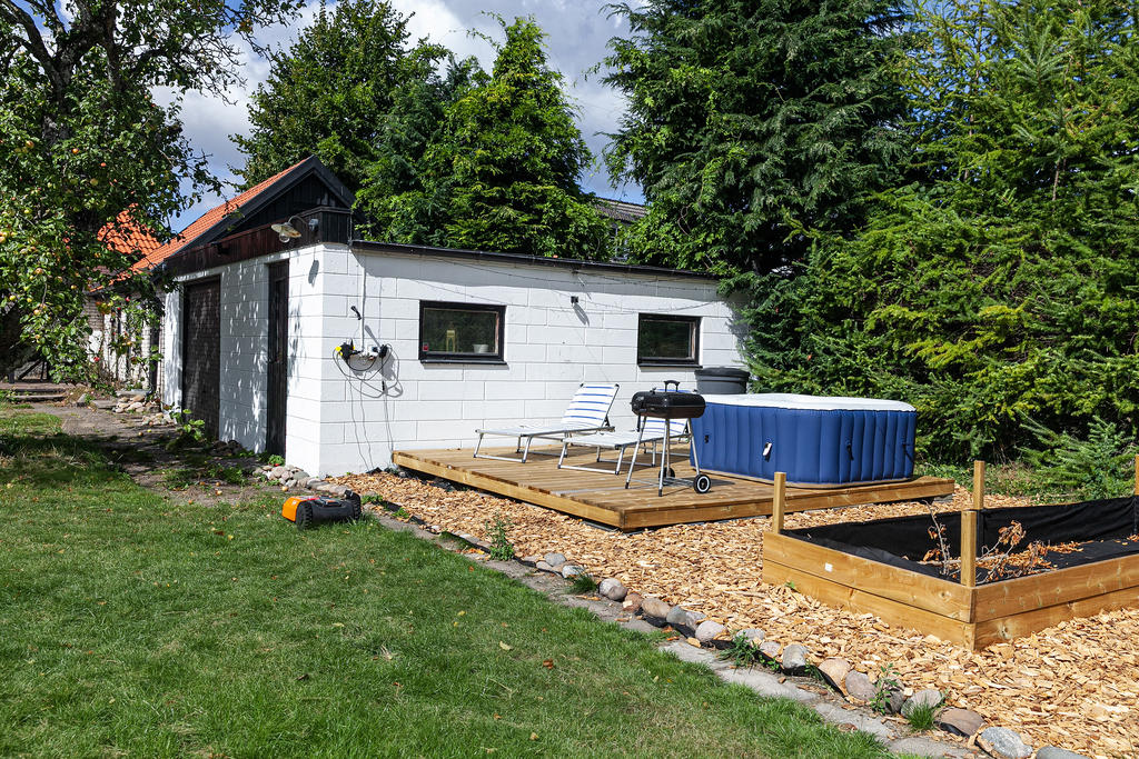 Soldäck, förråd och garage