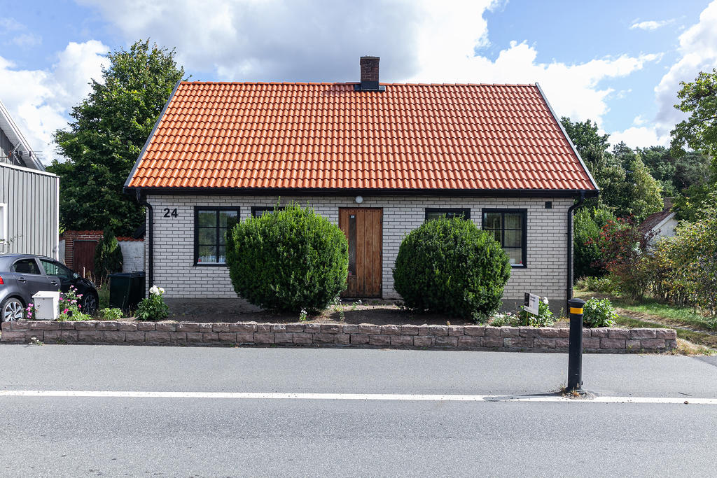 Gathus i Jonstorp med charmig innerträdgård och fina ytor
