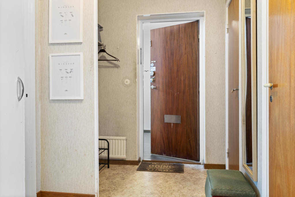 Hall med två toaletter i direkt anslutning. 