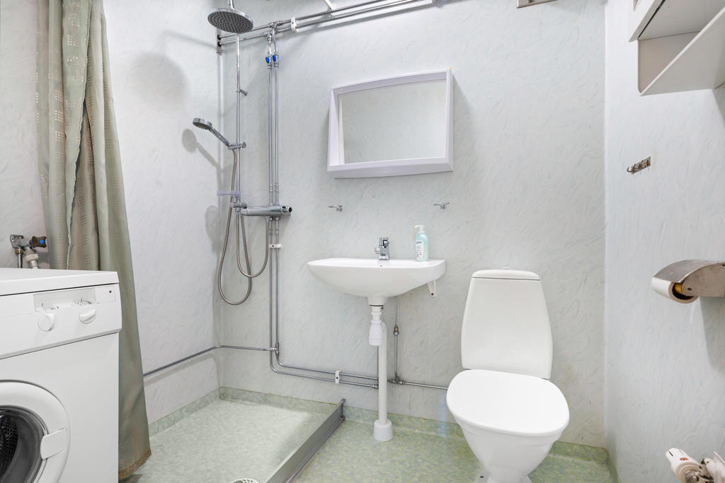 Badrum med wc, tvättmaskin och dusch (nyare munstycke). 