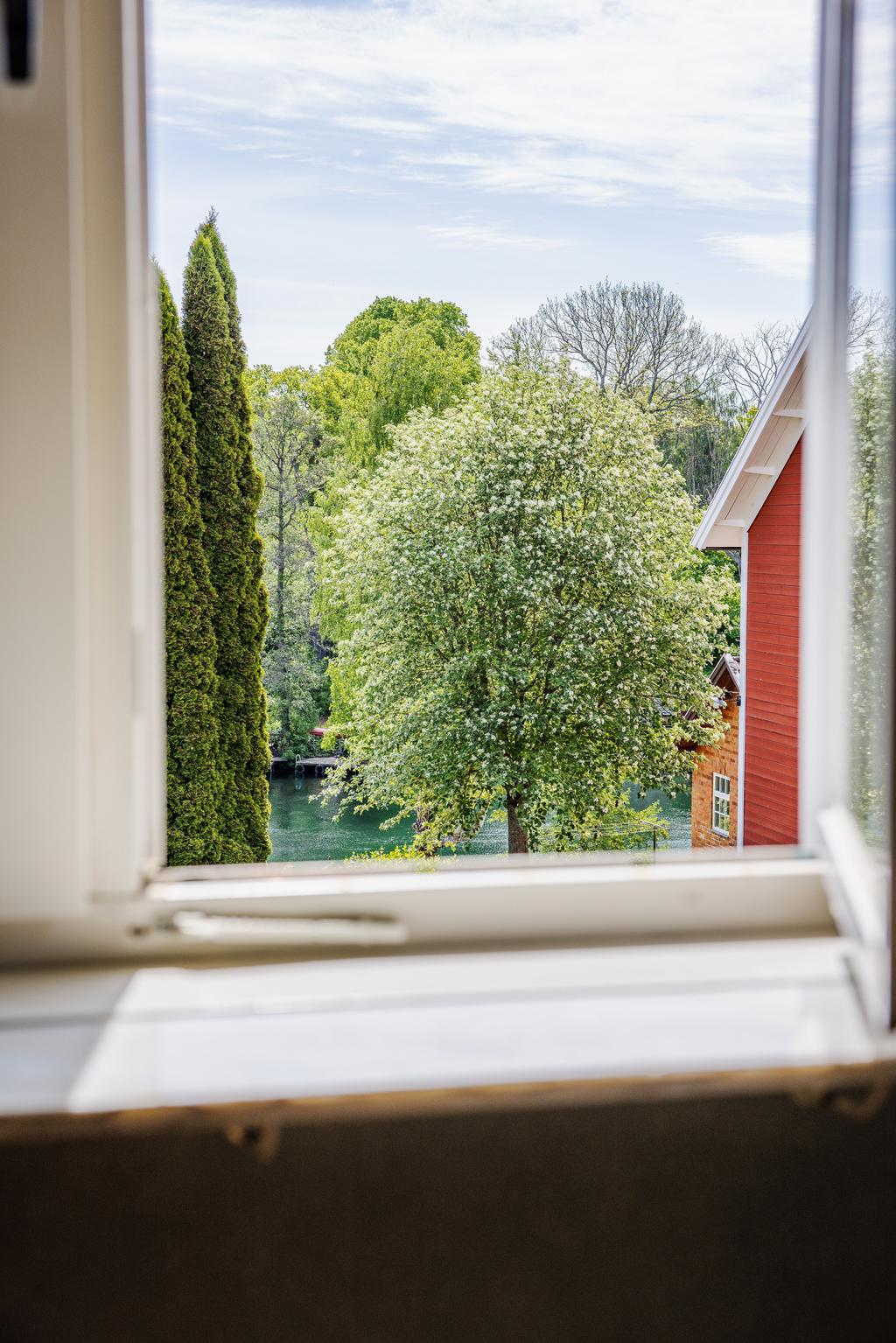 Utsikt från kök och vardagsrum