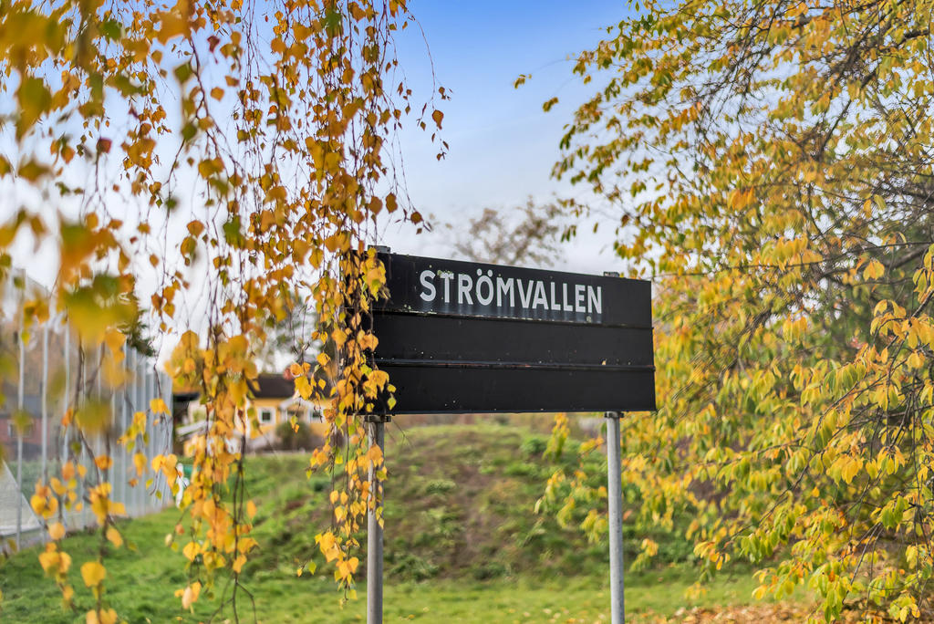 Närliggande idrottsplats med flertalet fotbollsplaner
