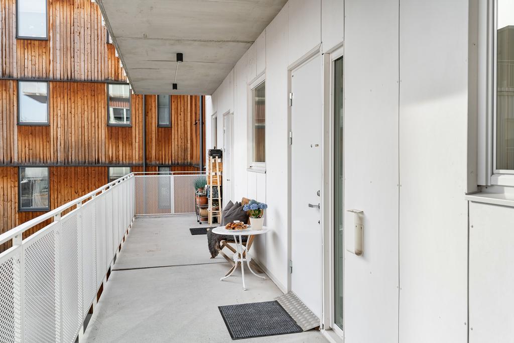 Entré med loftgångsbalkong i söder