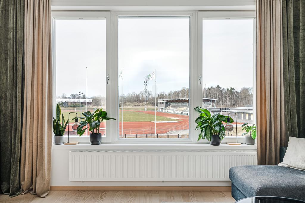 Stort fönsterparti med utsikt över friidrottsarenan