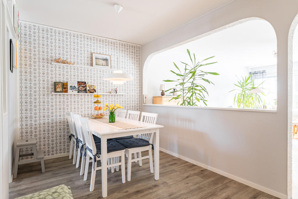 Matplats med trevlig öppning mot vardagsrummet