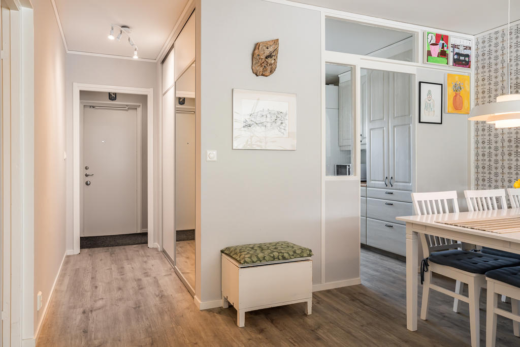 Entré och hall med praktisk och snygg skjutdörrsgarderob