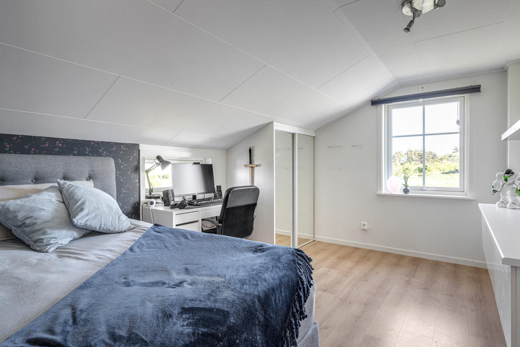 Sovrum med plats för dubbelsäng 