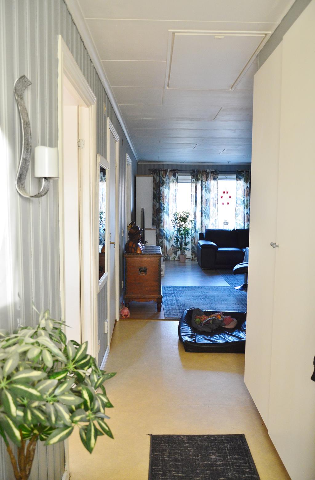 Hall mot vardagsrum