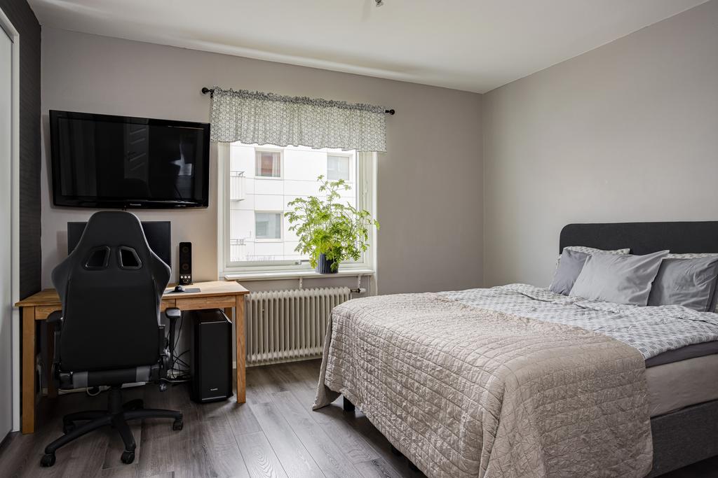 Sovrum med skjutgarderob - laminatgolv