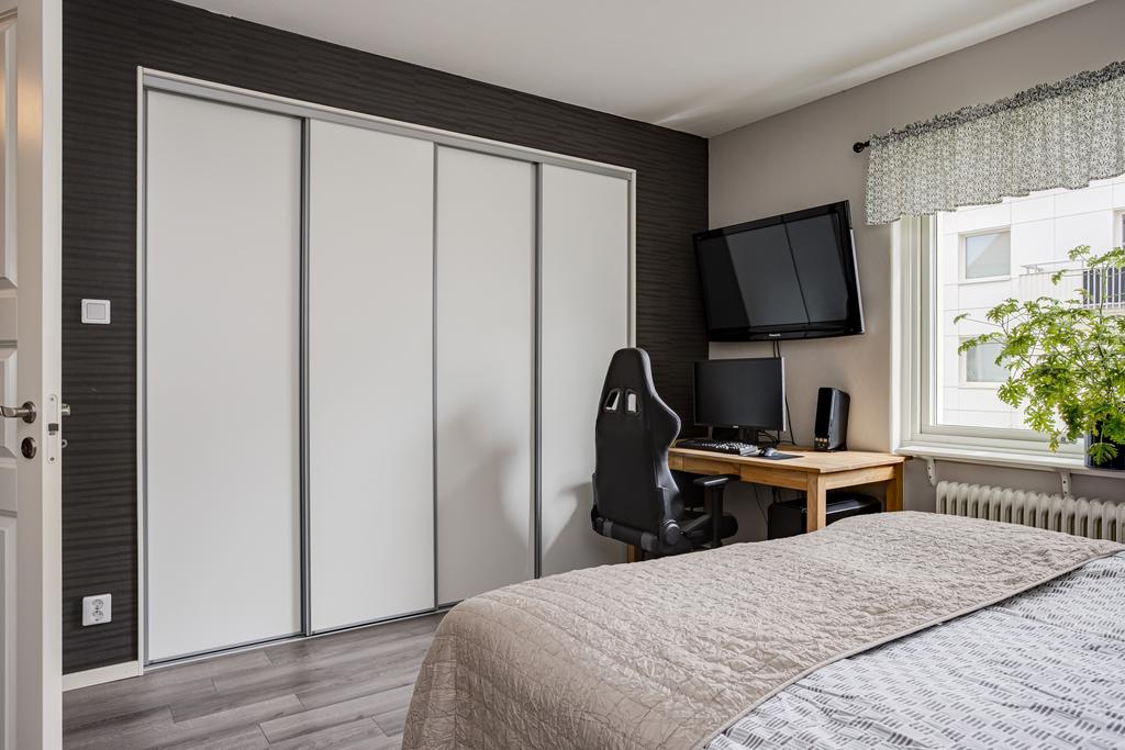 Sovrum med skjutgarderob - laminatgolv