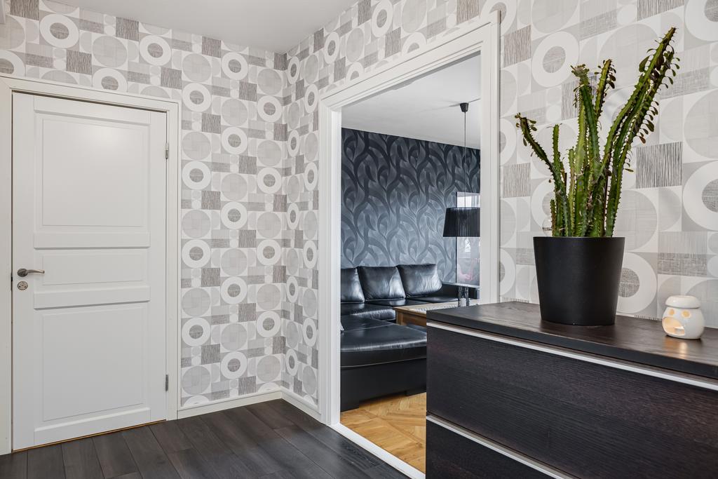 Entréhall med kapprum - laminatgolv