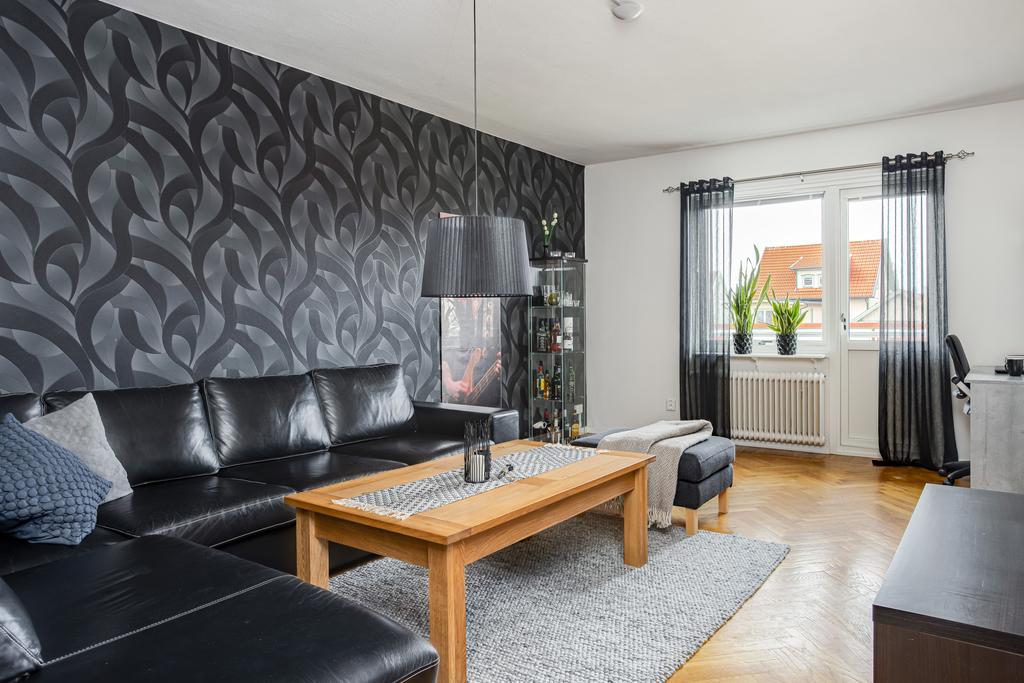 Vardagsrum med stavparkett - utgång till balkongen